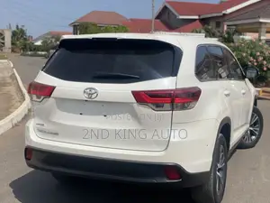 Toyota Highlander LE 2019 White