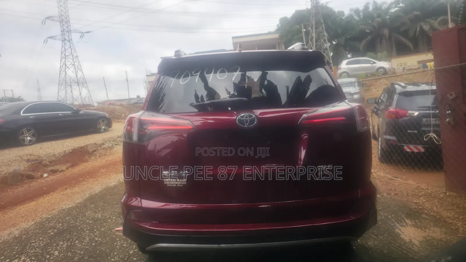 Toyota RAV4 XLE 4dr SUV (2.5L 4cyl 6A) 2018 Red
