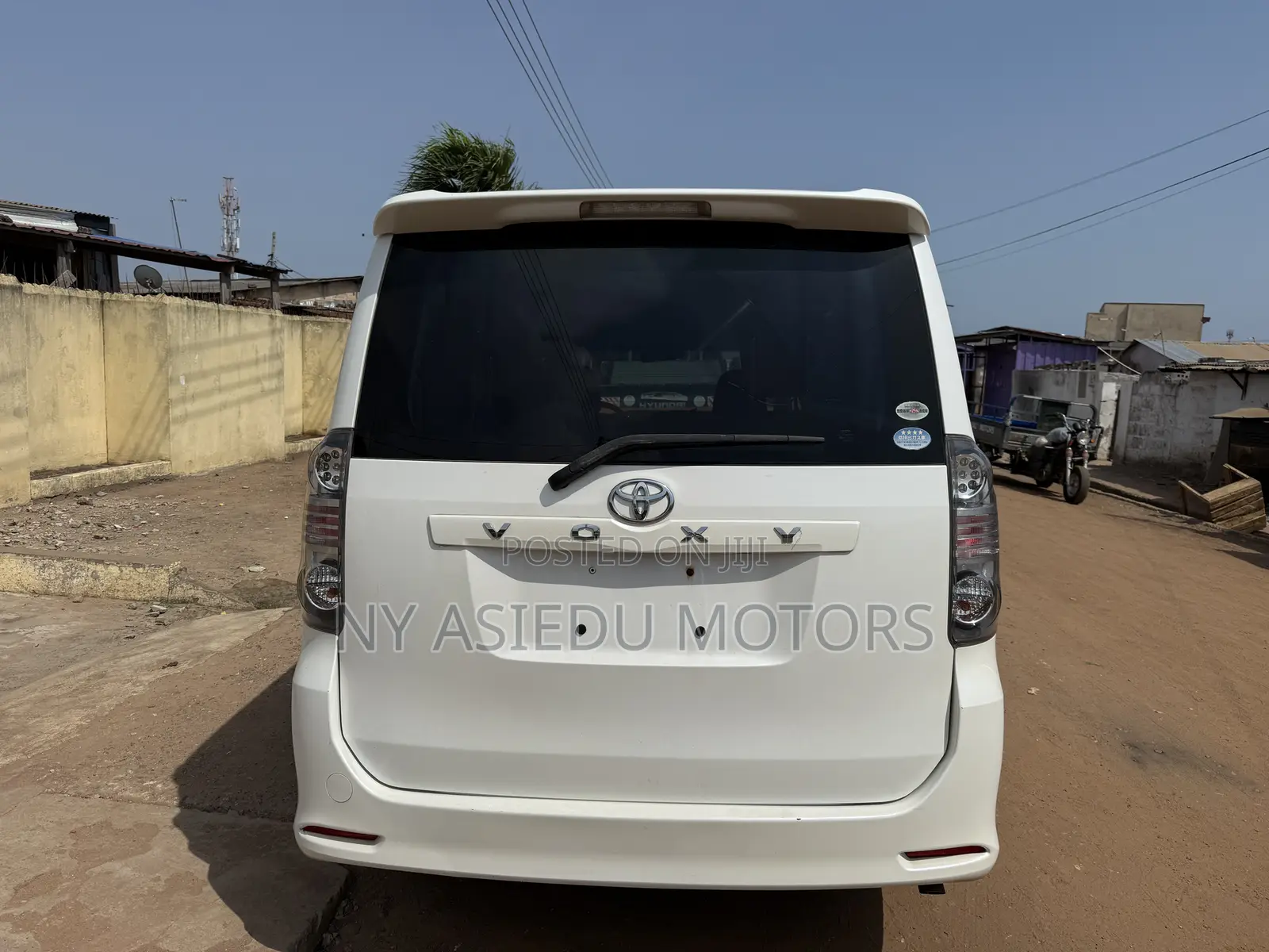 Toyota Voxy V 2WD 8-Seater 2010 White