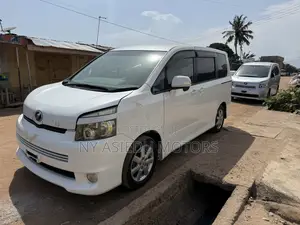 Toyota Voxy V 2WD 8-Seater 2010 White