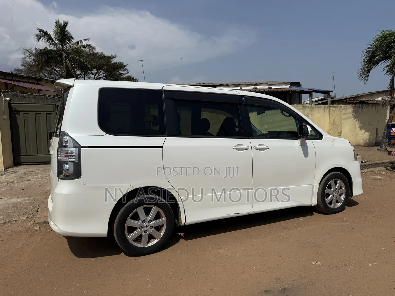 Toyota Voxy V 2WD 8-Seater 2010 White