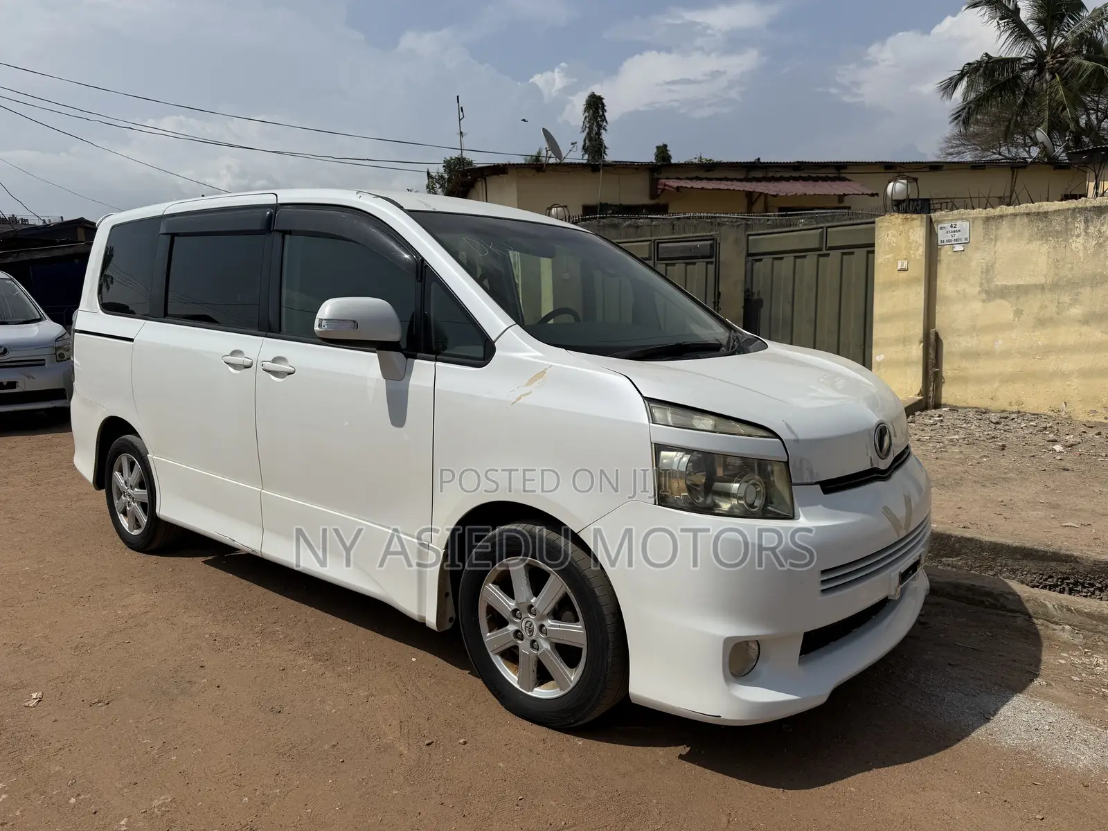 Toyota Voxy V 2WD 8-Seater 2010 White