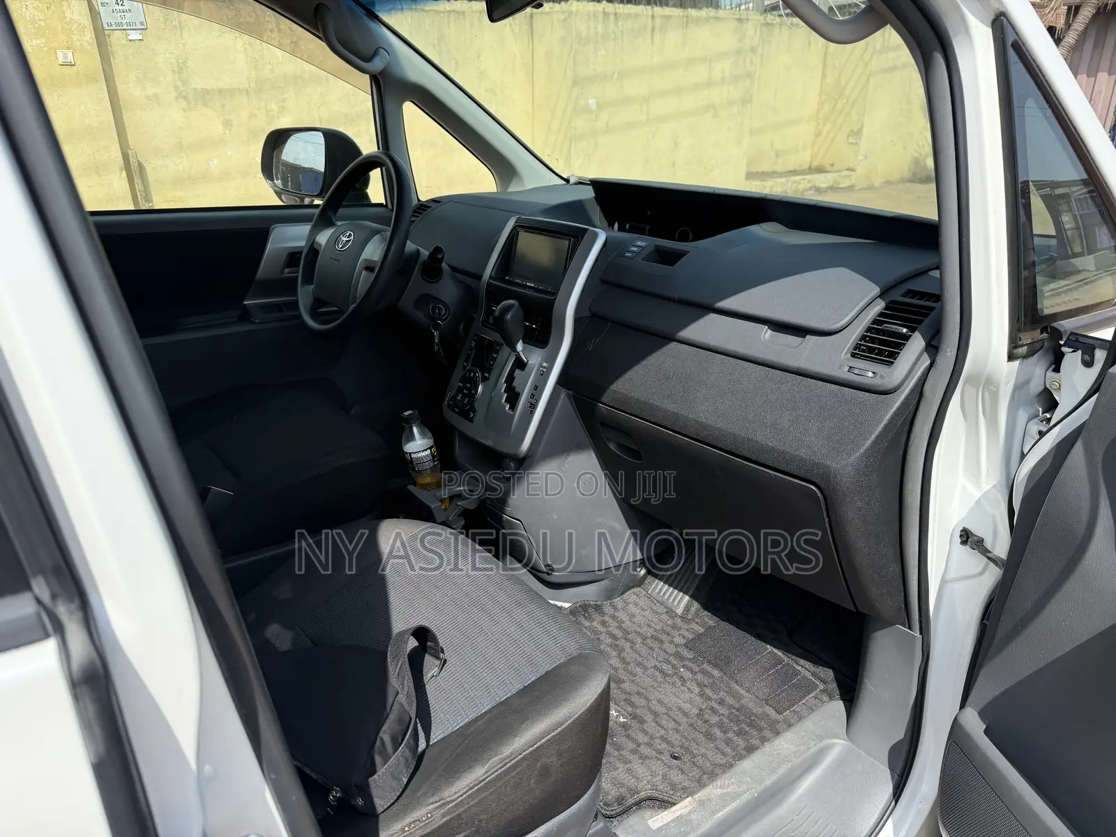 Toyota Voxy V 2WD 8-Seater 2010 White