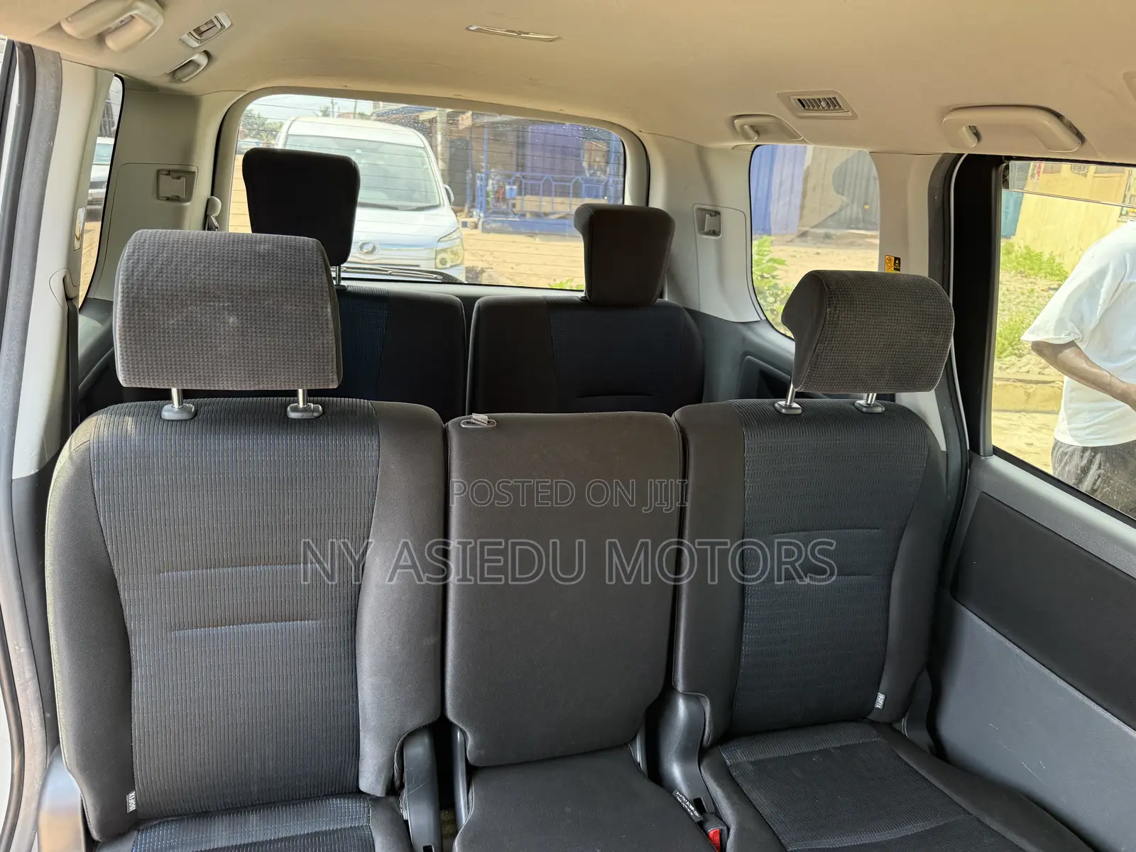 Toyota Voxy V 2WD 8-Seater 2010 White