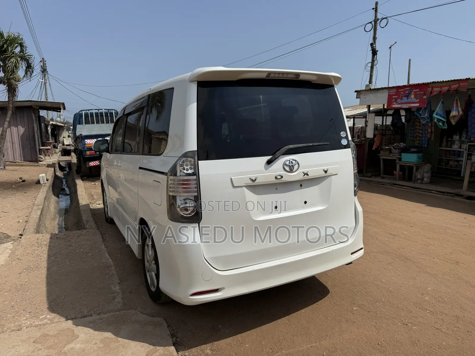 Toyota Voxy V 2WD 8-Seater 2010 White
