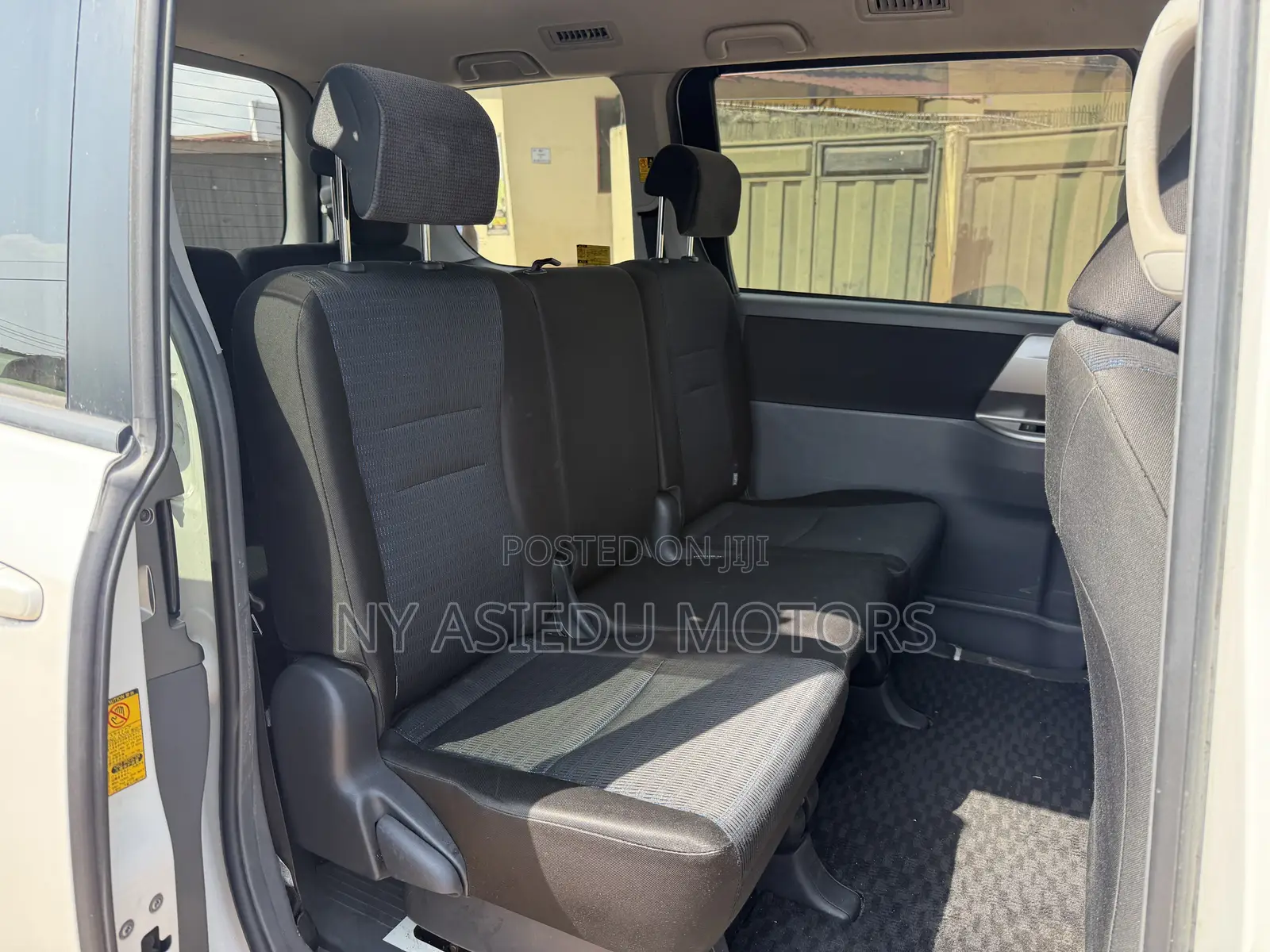 Toyota Voxy V 2WD 8-Seater 2010 White