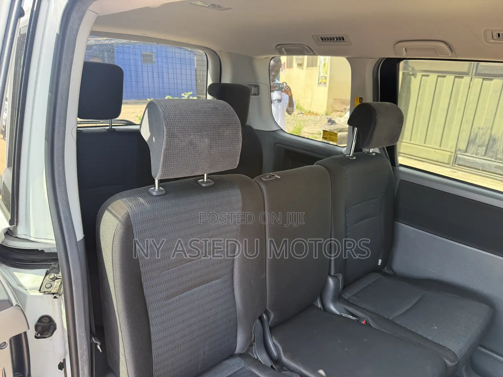 Toyota Voxy V 2WD 8-Seater 2010 White