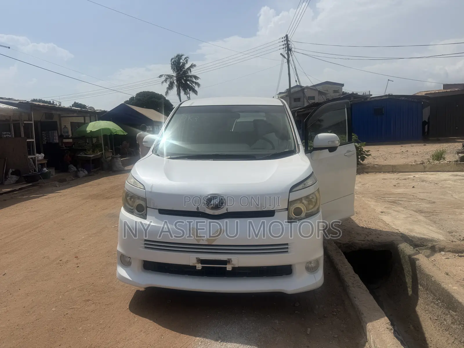 Toyota Voxy V 2WD 8-Seater 2010 White
