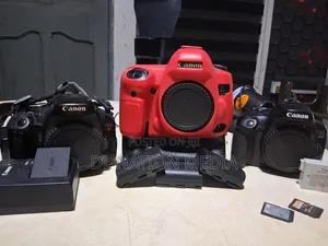 Canon 5D MARK IV 4 and Three Batteries With a Charger