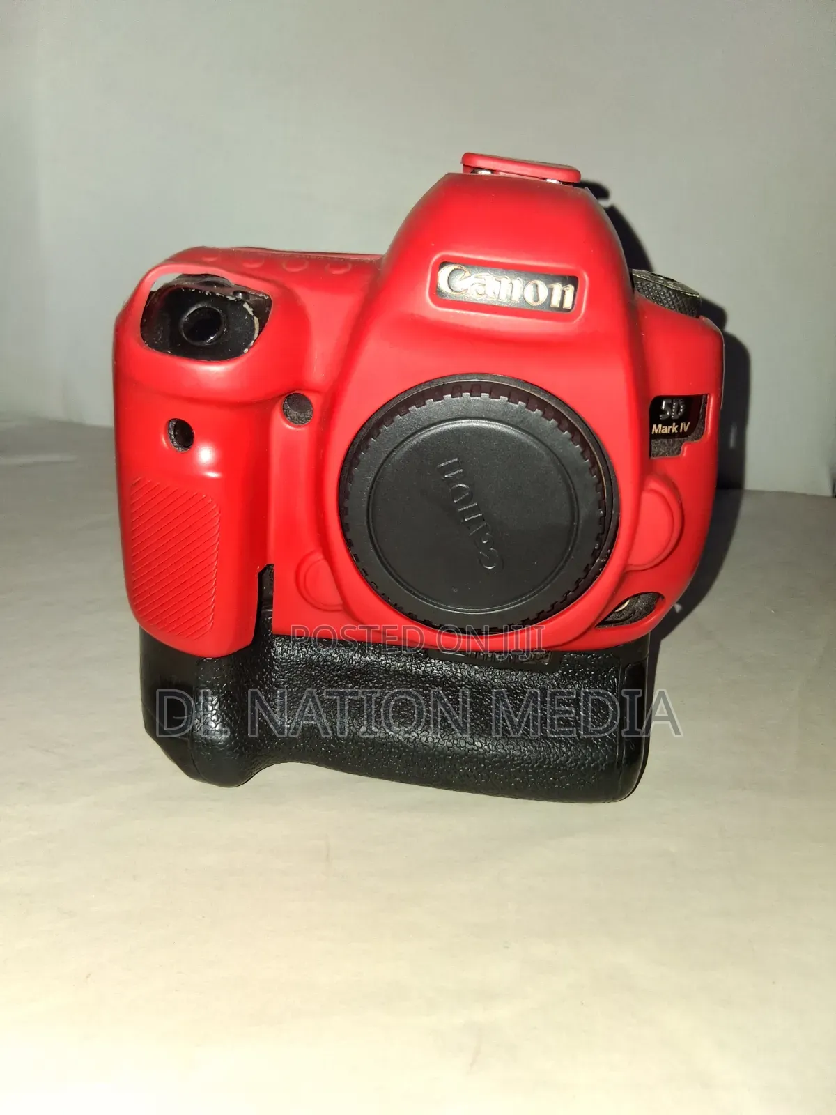 Canon 5D MARK IV 4 and Three Batteries With a Charger