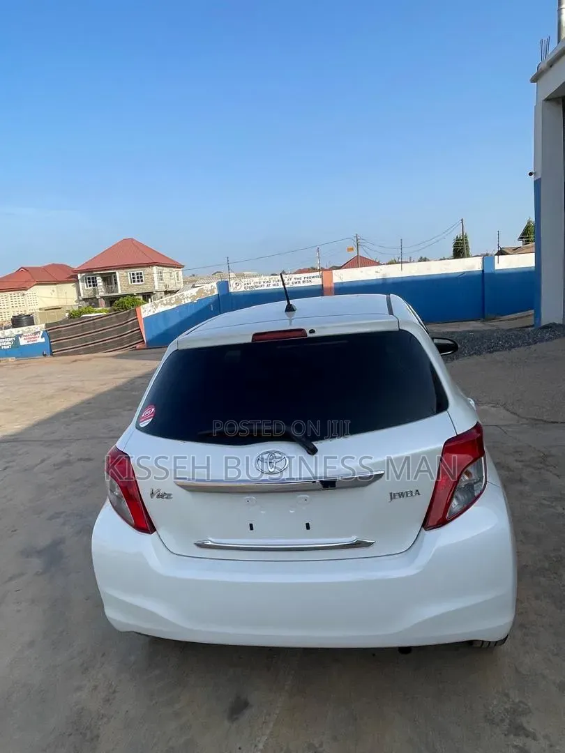 Toyota Vitz 2013 White