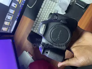 Canon 6D + SD Card and Camera Bag