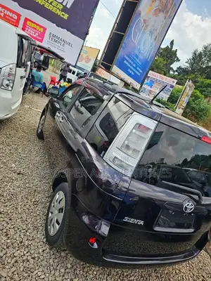 Toyota Sienta 1.5 FWD 2013