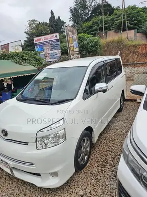Toyota Voxy V 2WD 8-Seater 2010 White