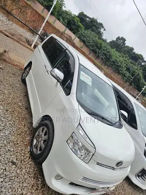 Toyota Voxy V 2WD 8-Seater 2010 White