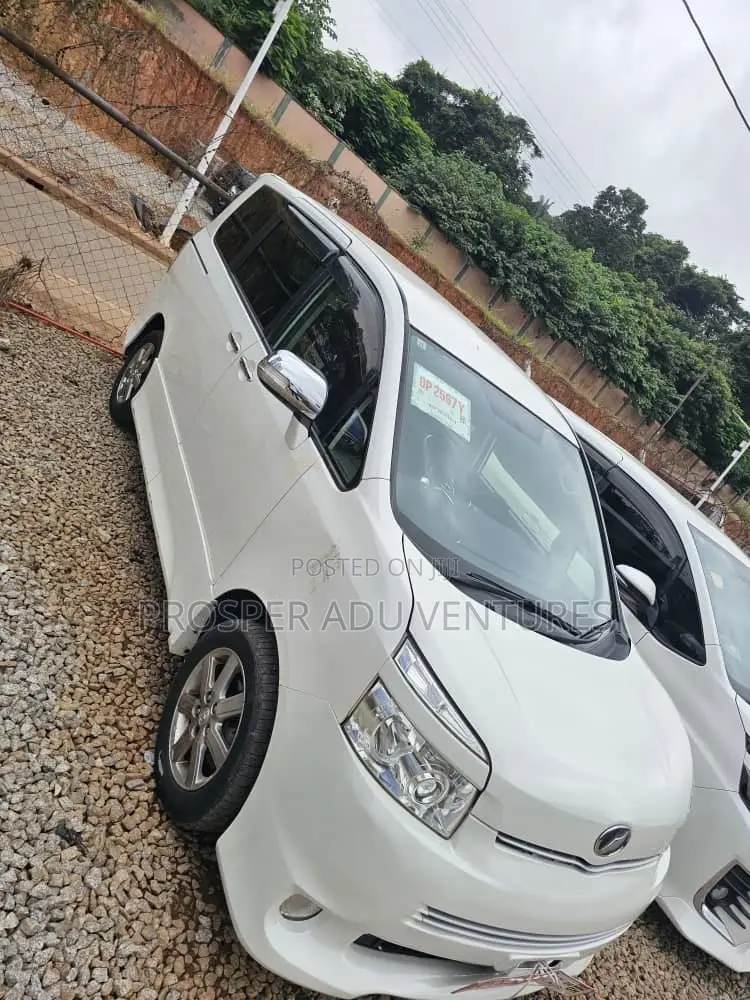 Toyota Voxy V 2WD 8-Seater 2010 White