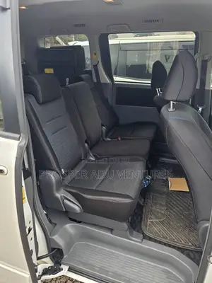 Toyota Voxy V 2WD 8-Seater 2010 White