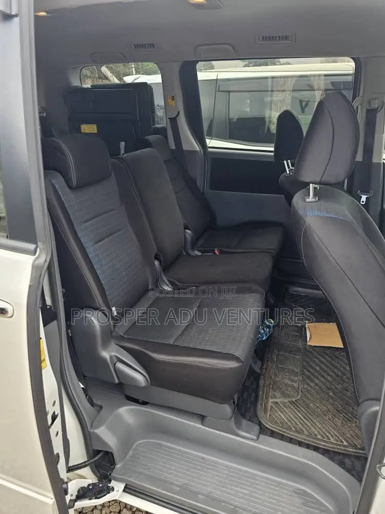 Toyota Voxy V 2WD 8-Seater 2010 White