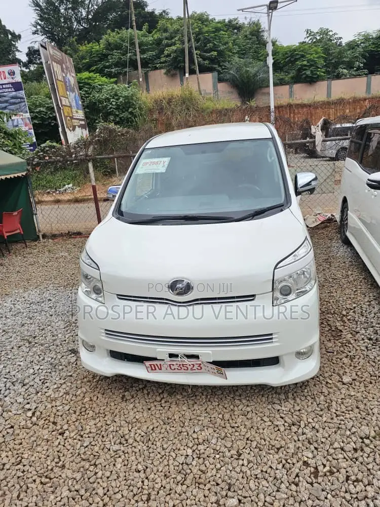 Toyota Voxy V 2WD 8-Seater 2010 White