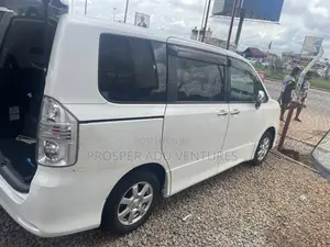 Toyota Voxy V 2WD 8-Seater 2010 White