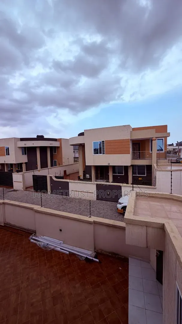 4bdrm Duplex in Ablekuma Ga Odumase, Pentecost for rent