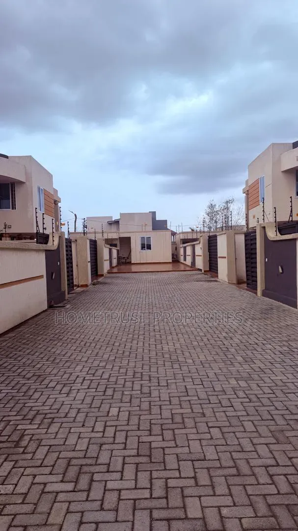 4bdrm Duplex in Ablekuma Ga Odumase, Pentecost for rent