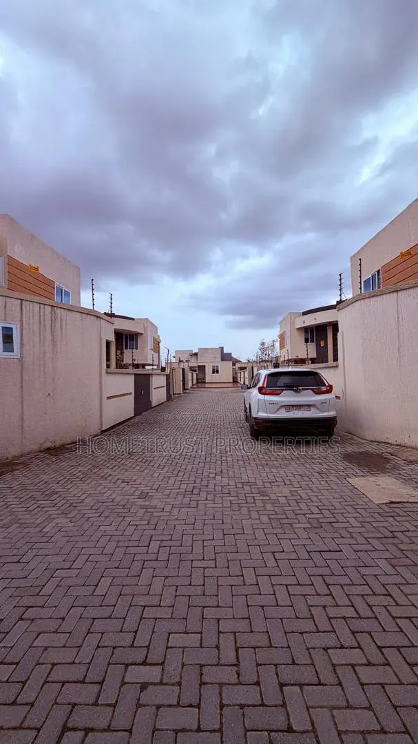 4bdrm Duplex in Ablekuma Ga Odumase, Pentecost for rent
