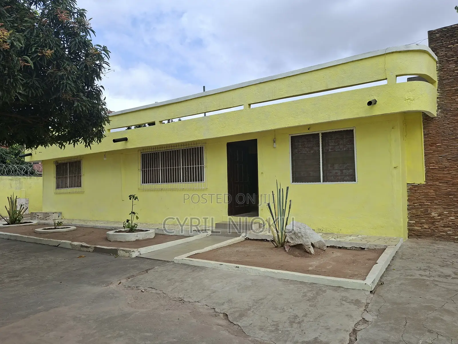 10bdrm Bungalow in UPSA Area for sale