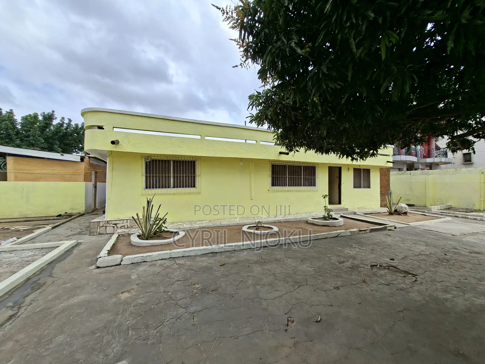10bdrm Bungalow in UPSA Area for sale