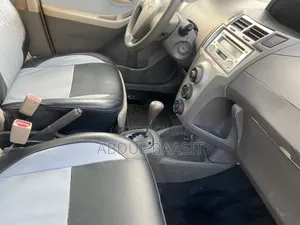 Toyota Vitz 1.3 FWD 5dr 2010 Silver