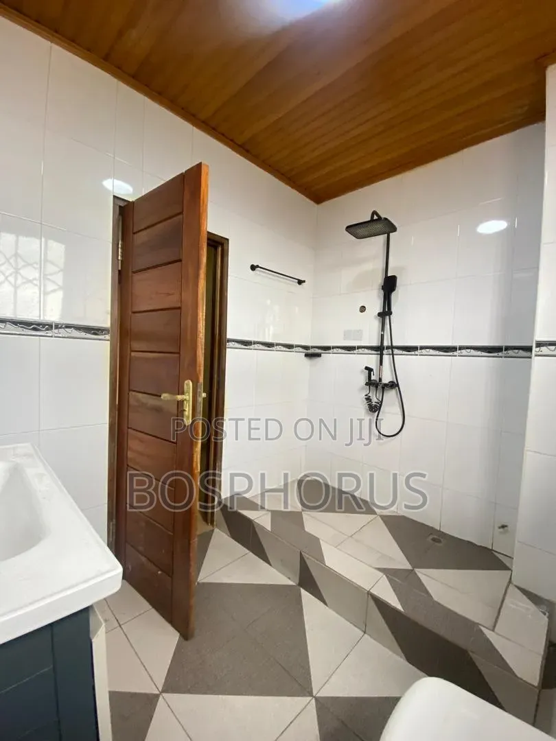 2bdrm Apartment in Lapaz, Nyanmekye for rent