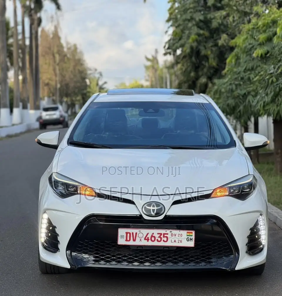 Toyota Corolla SE (1.8L 4cyl 6M) 2018 White