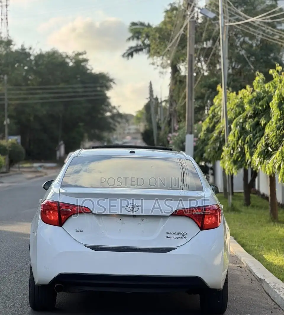 Toyota Corolla SE (1.8L 4cyl 6M) 2018 White