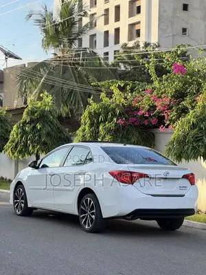 Toyota Corolla SE (1.8L 4cyl 6M) 2018 White