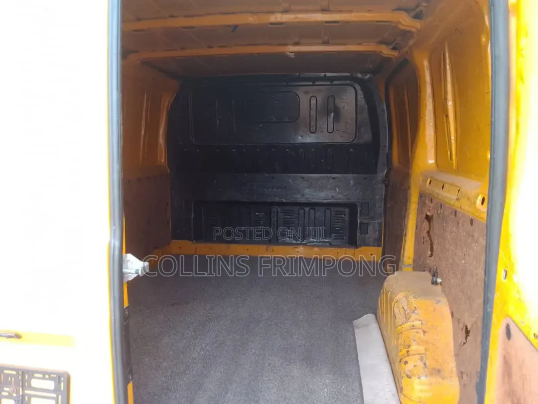Ford Transit 2010 Yellow