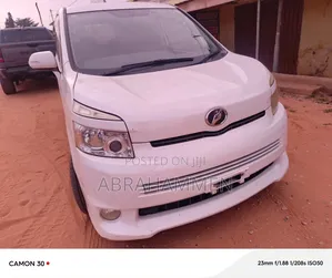Toyota Voxy X 4WD 8-Seater 2010 White