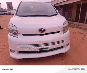 Toyota Voxy X 4WD 8-Seater 2010 White