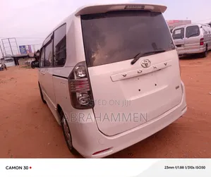 Toyota Voxy X 4WD 8-Seater 2010 White