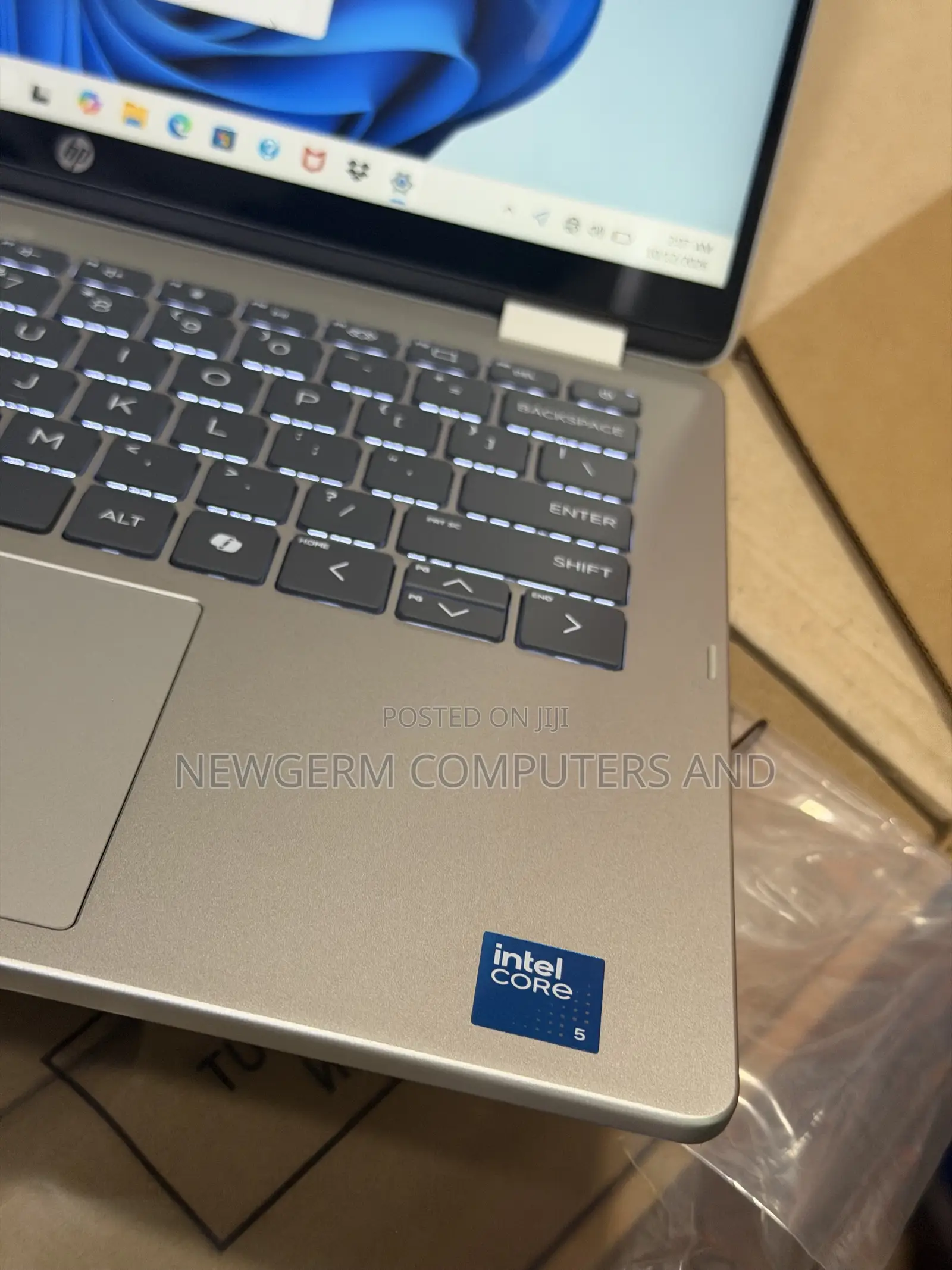 New Laptop HP OmniBook 5 Flip 8GB Intel Core 5 SSD 512GB