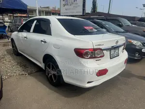 Toyota Corolla LE 4dr Sedan (1.8L 4cyl 4A) 2013 White