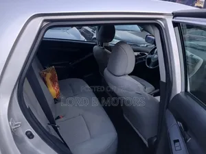Toyota Matrix Hatchback FWD (1.8L 4cyl 5M) 2010 Silver