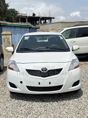 Toyota Yaris Base Sedan 4dr 2011 White