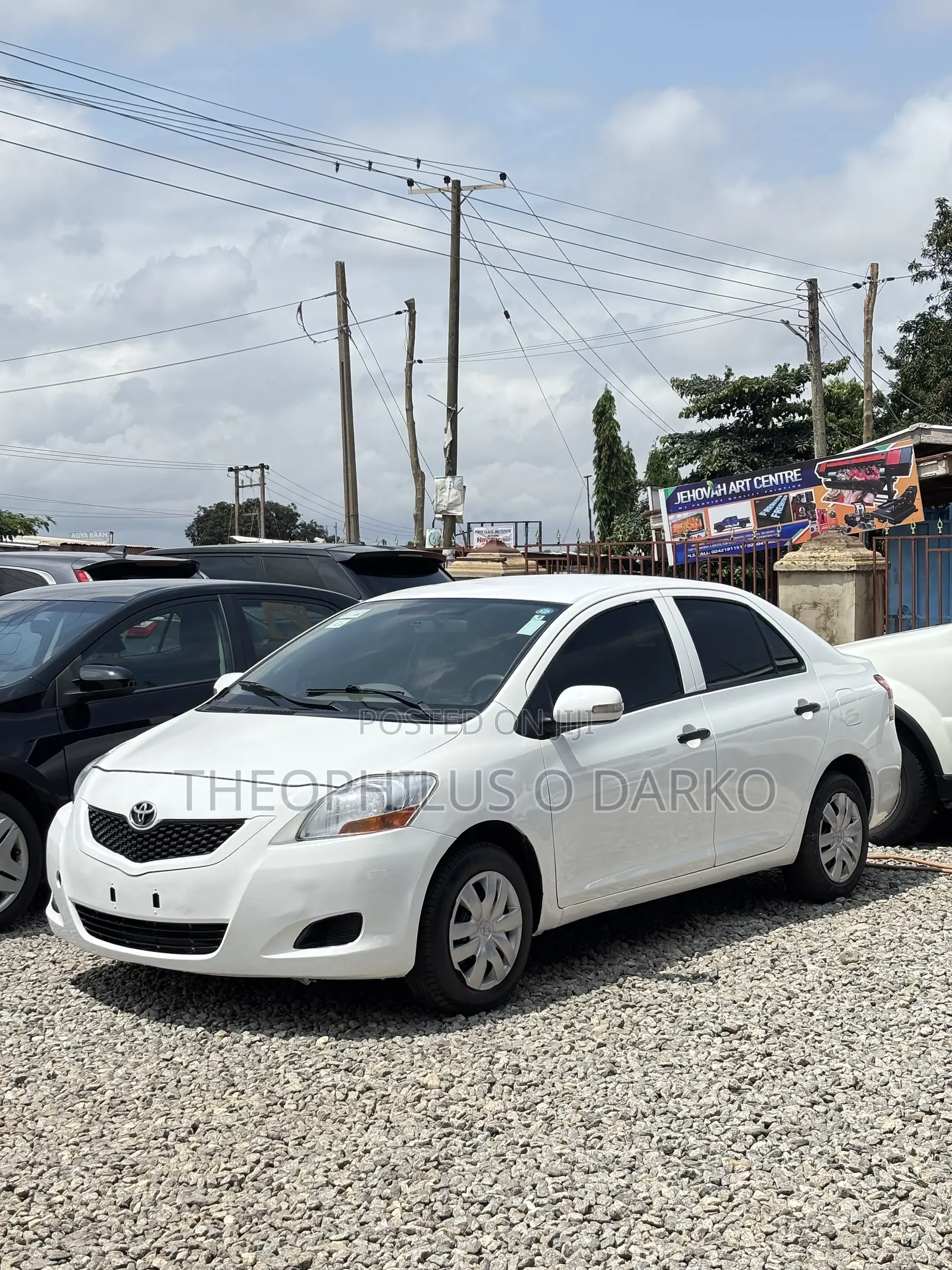 Toyota Yaris Base Sedan 4dr 2011 White