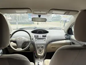 Toyota Yaris Base Sedan 4dr 2011 White