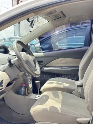 Toyota Yaris Base Sedan 4dr 2011 White