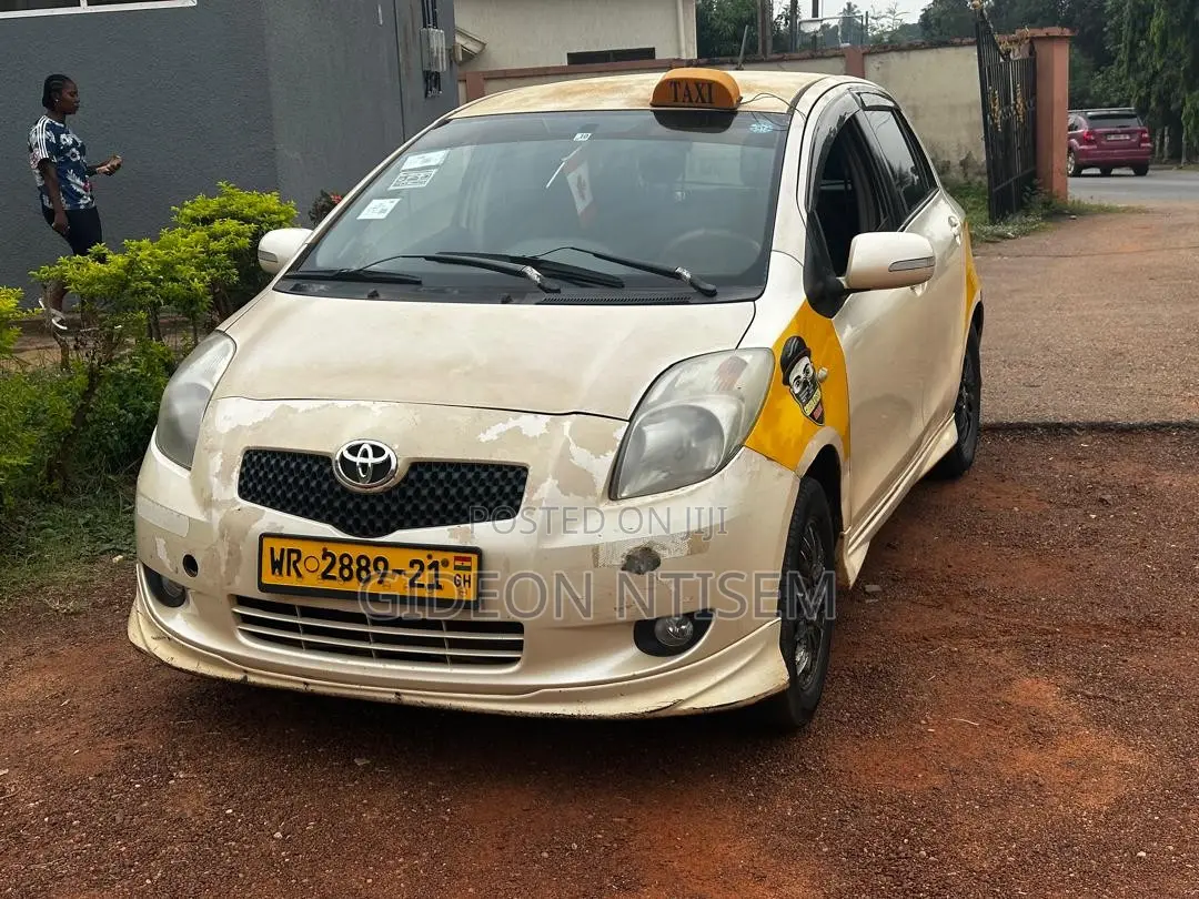 Toyota Vitz 1.3 FWD 5dr 2010 Beige