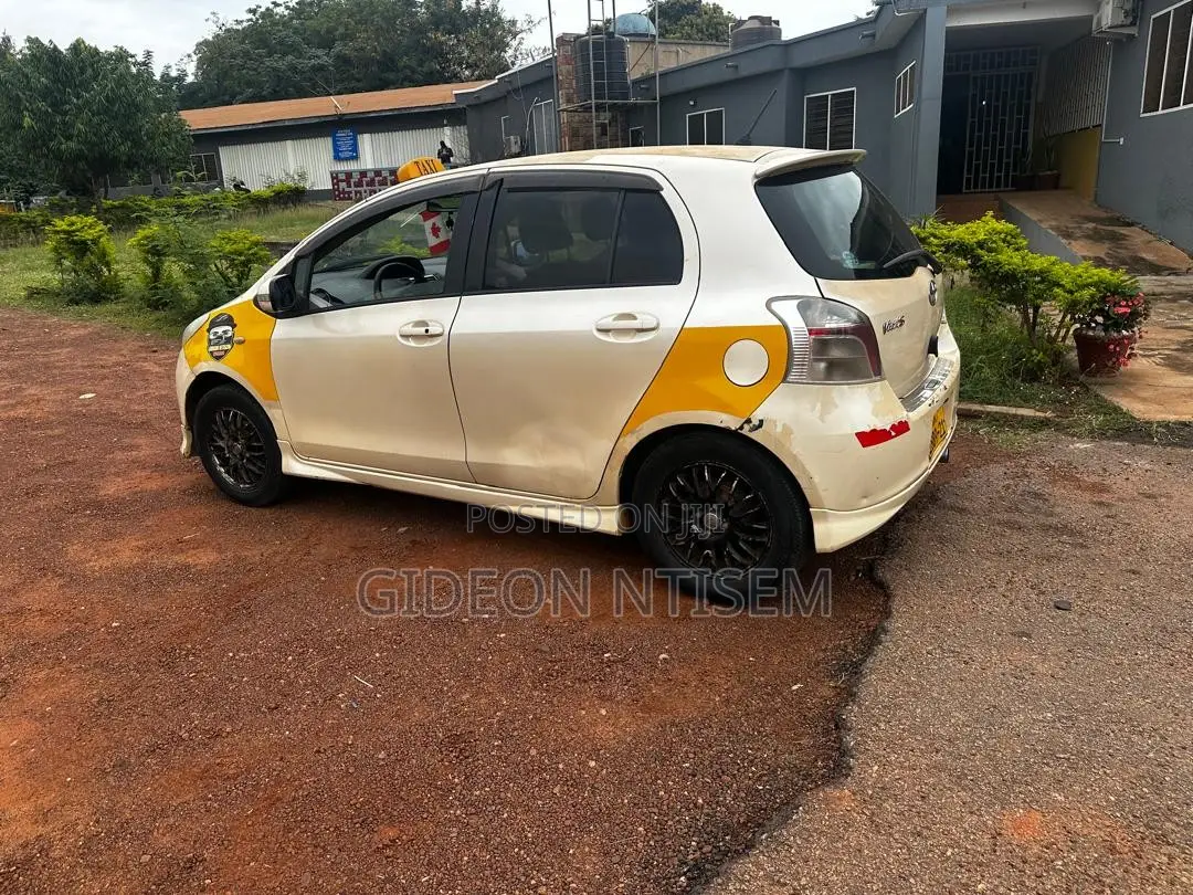 Toyota Vitz 1.3 FWD 5dr 2010 Beige
