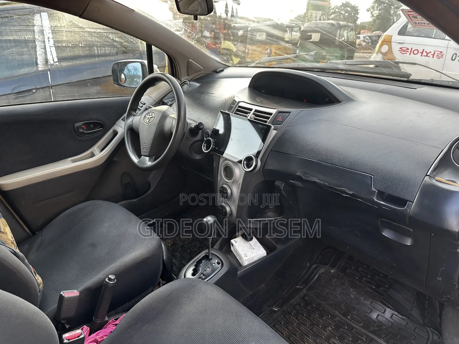Toyota Vitz 1.3 FWD 5dr 2010 Beige