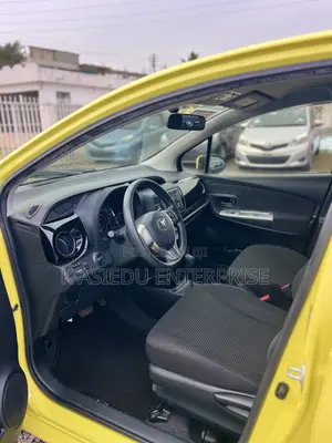 Toyota Vitz 1.3 AWD 3dr 2015 Yellow