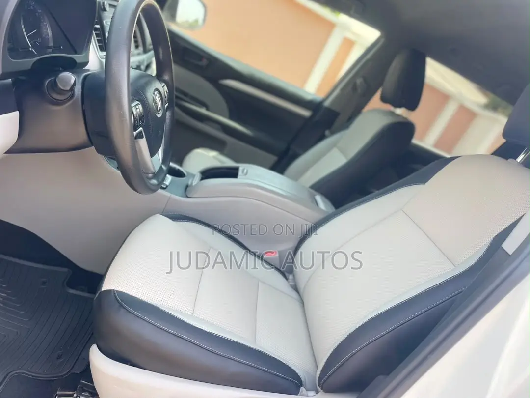Toyota Highlander LE 2019 White